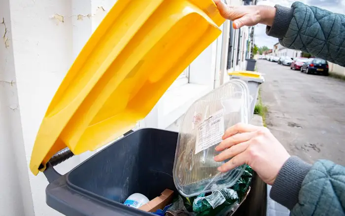Poubelle jaune plastique